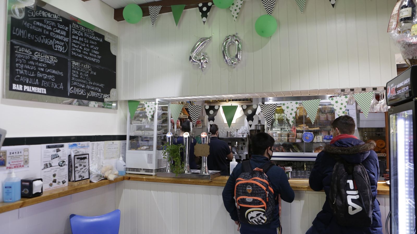 Interior de Bodeguita Palmera decorado por su 40 cumpleaños.