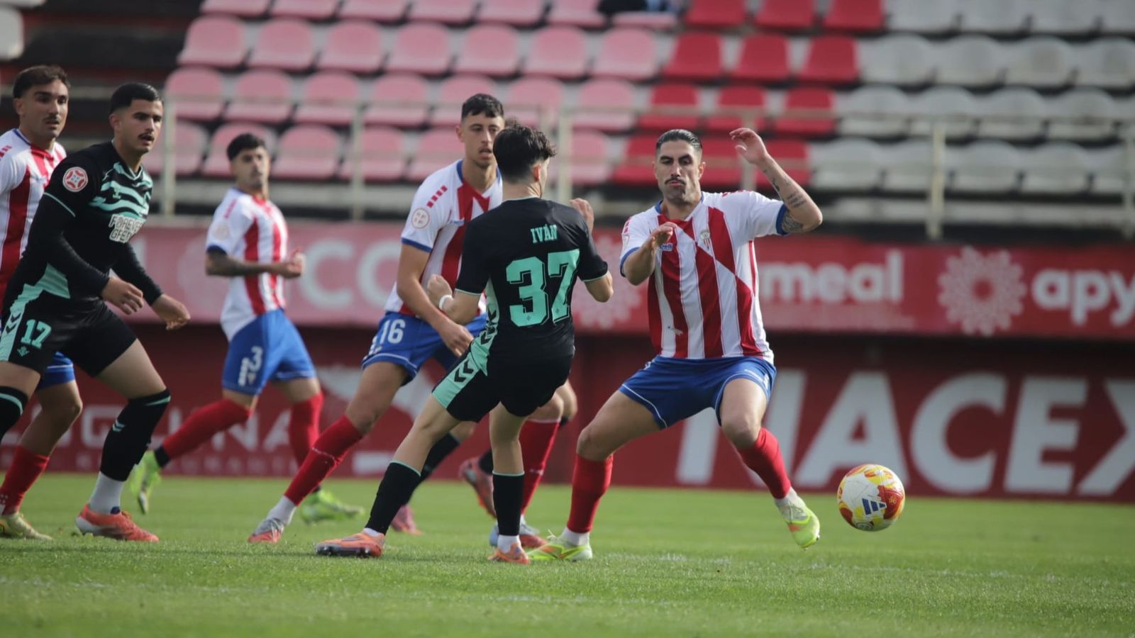 Víctor Ruiz (d) y Ángel Gómez, pareja de centrales del Algeciras.