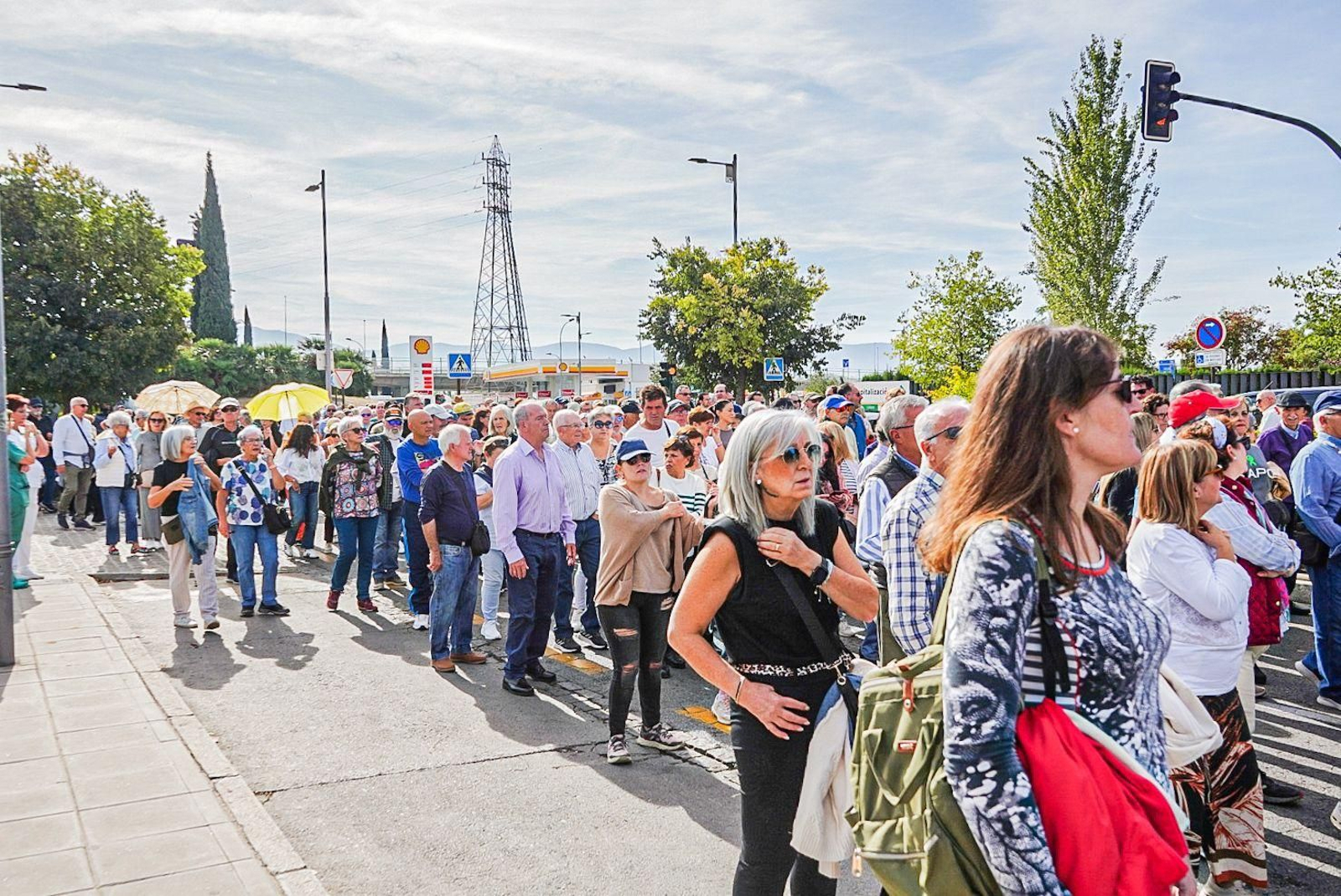 Todas las imágenes de la multitudinaria manifestación por la sanidad pública "digna y de calidad" en Granada
