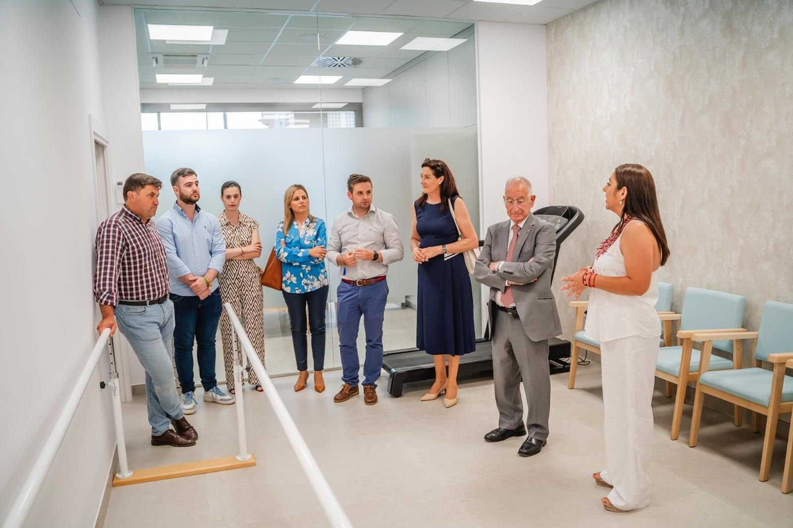 Gabriel Amat y ediles de su equipo de Gobierno, en su visita a las nuevas dependencias de Neuromar.