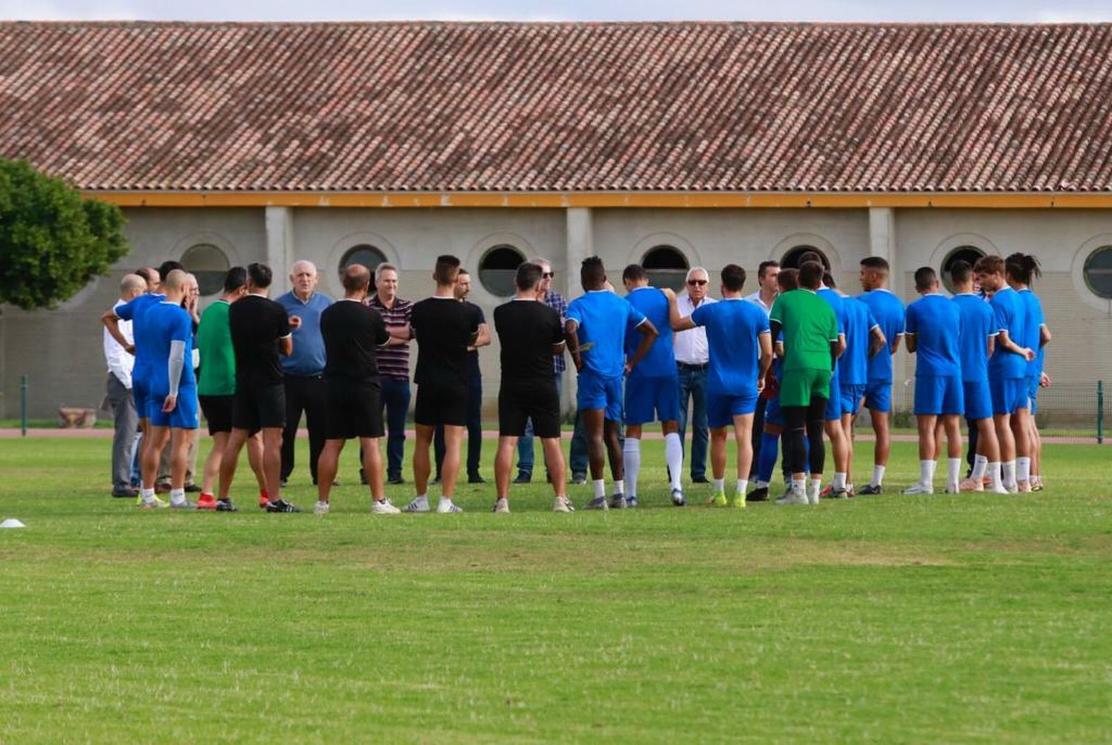 La directiva se ha reunido con los jugadores durante el entrenamiento.