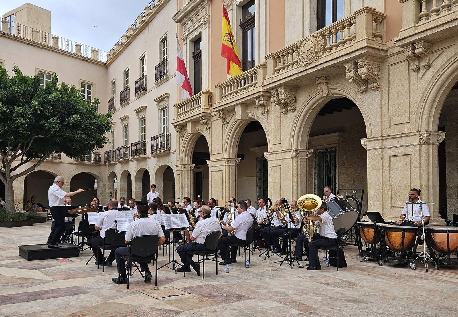 José Solá Palmer dirigiendo la Banda en la plaza de la Constitución