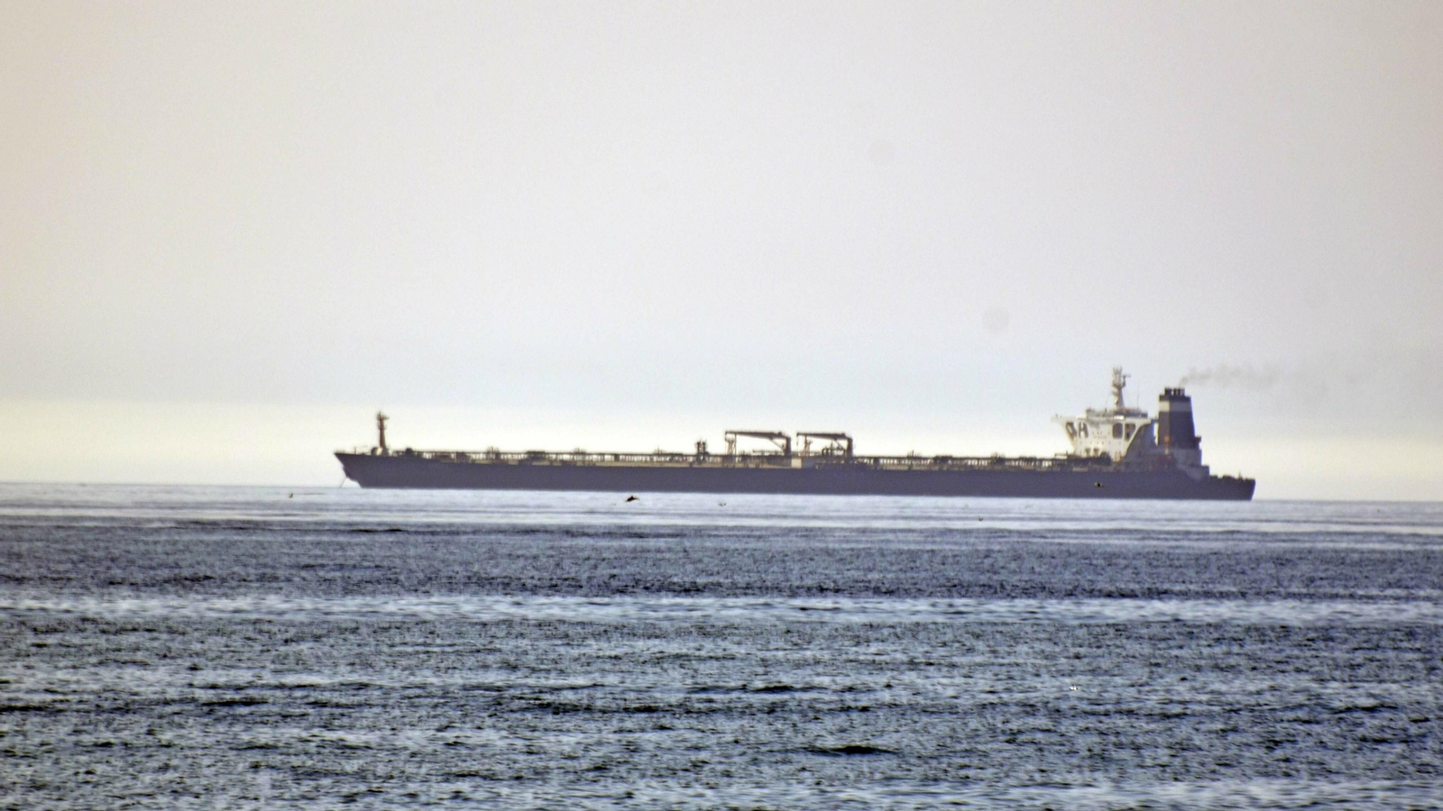 El ‘Grace 1’, fondeado en una zona protegida.