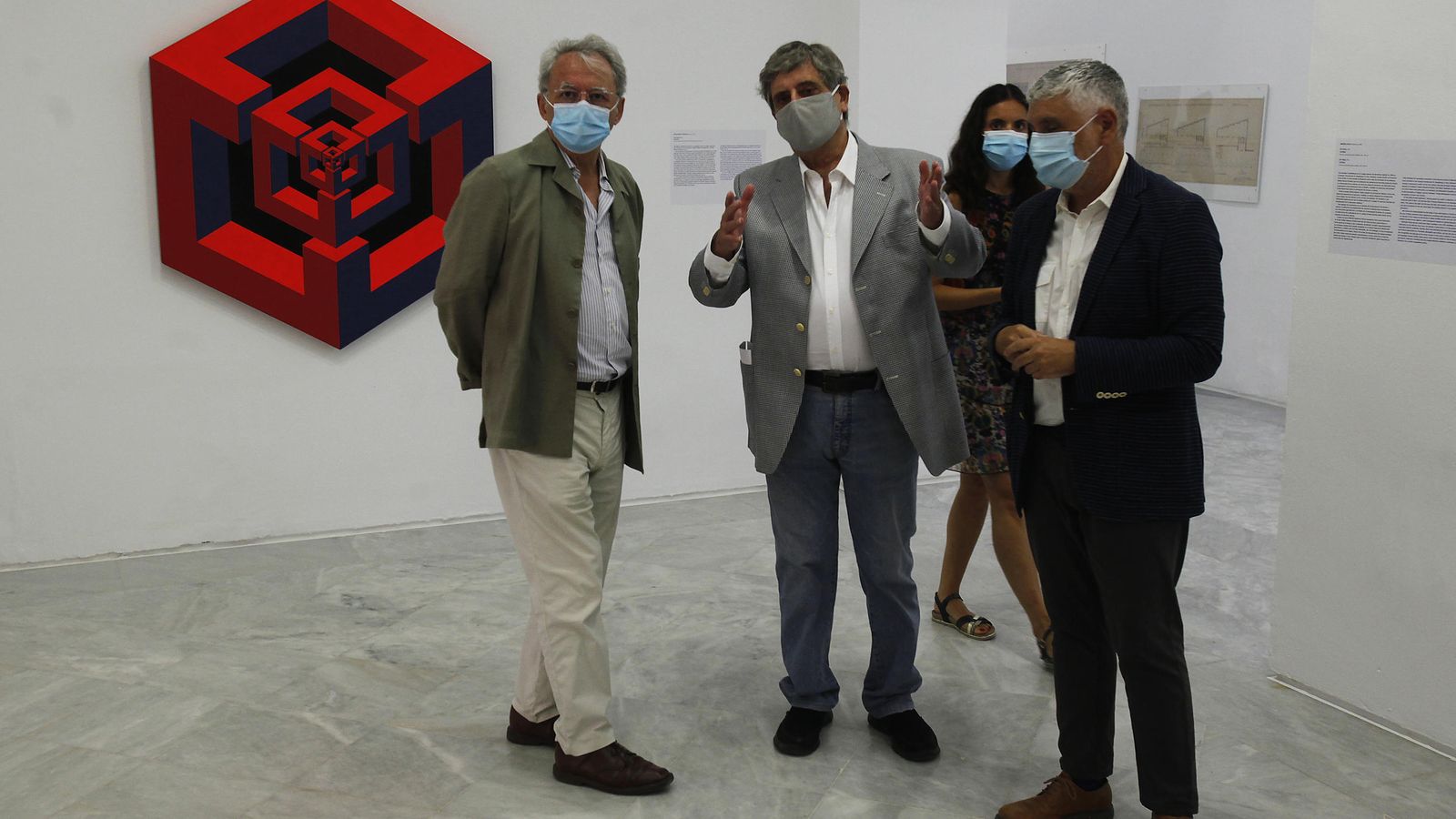 El artista Juan Suárez recorre la muestra junto a sus comisarios Pérez Escolano y Álvarez Reyes.