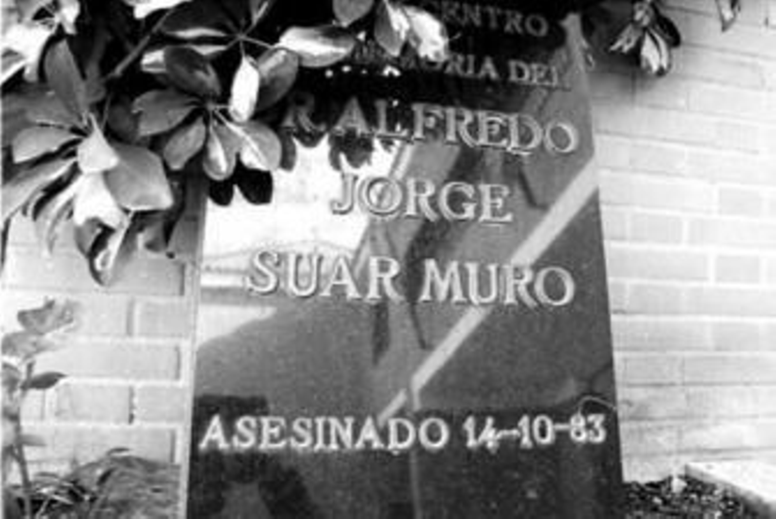 Monolito en honor del médico de Puerto 1 asesinado  en el año 1983, en el Penal portuense.