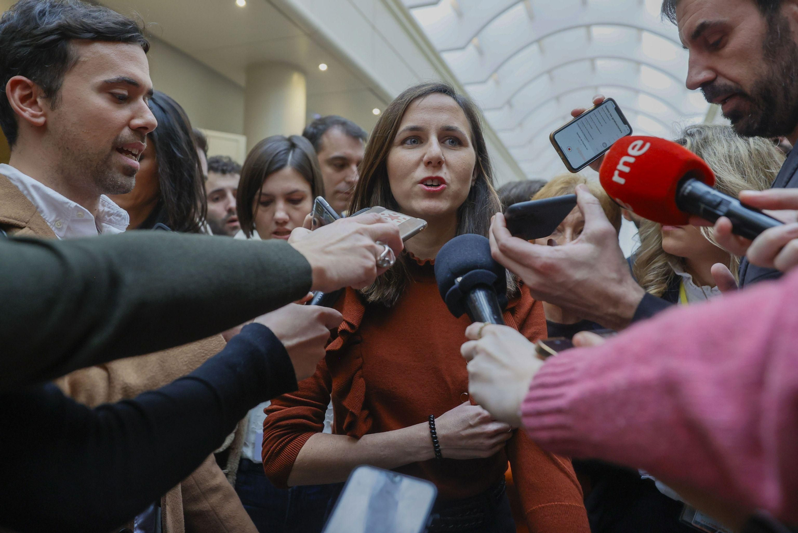 La líder de Podemos, Ione Belarra , atiende a los medios durante el pleno del Congreso.