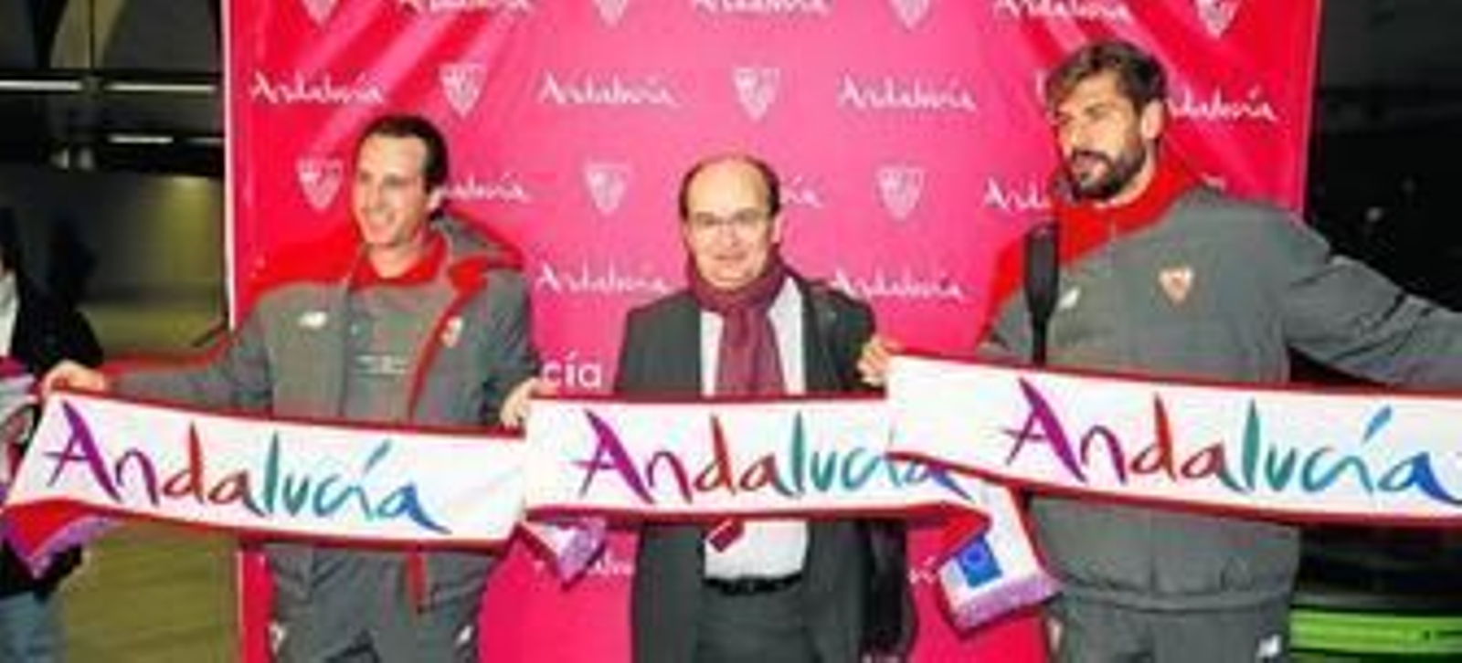 José Castro, flanqueado por Unai Emery y Fernando Llorente, antes de partir hacia Noruega. Los tres posan con la bufanda promocional de la comunidad autónoma.