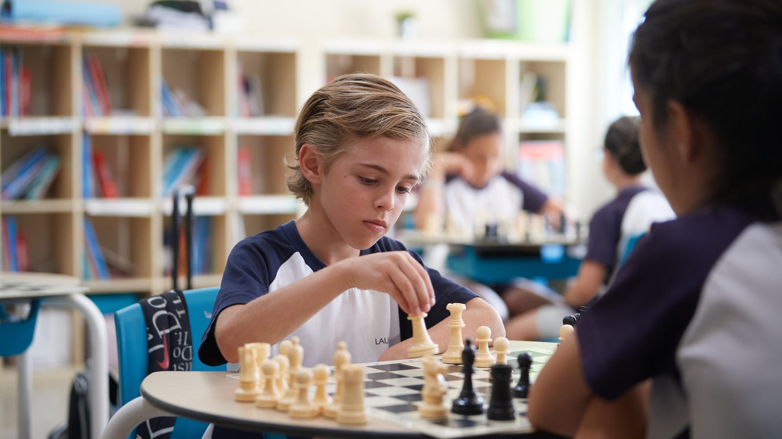 Los niños aprenden ajedrez.