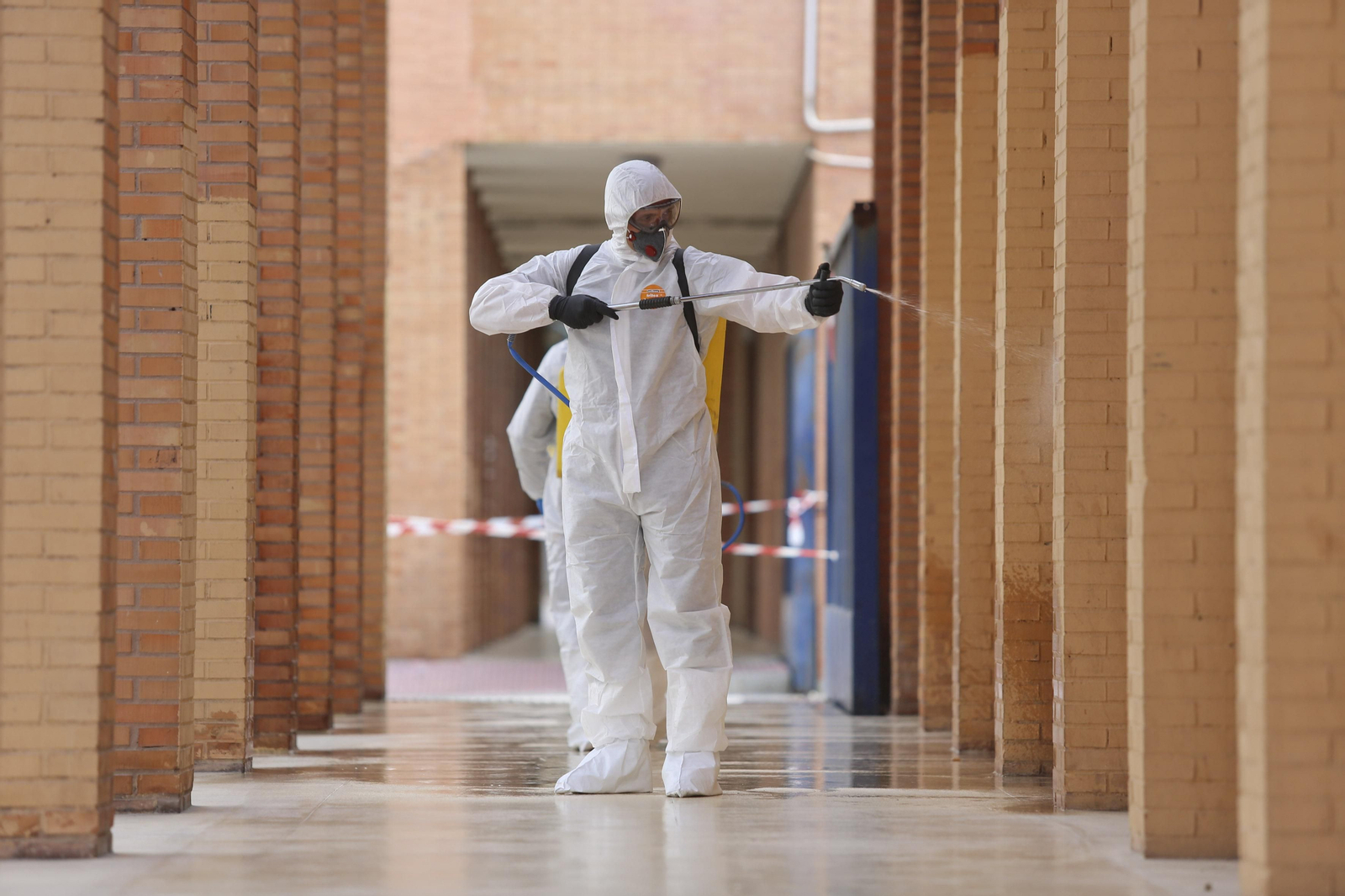La UME desinfecta en Málaga la estación de autobuses y el puerto, en fotos