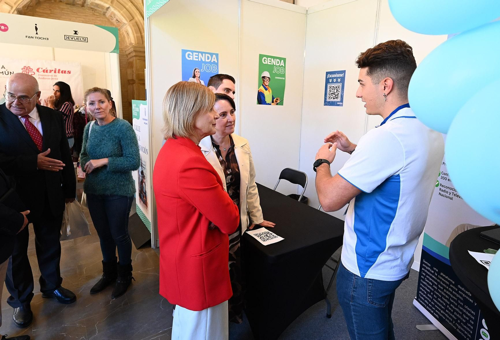 La alcaldesa y Nela García, durante la inauguración. La alcaldesa y Nela García, durante la inauguración.