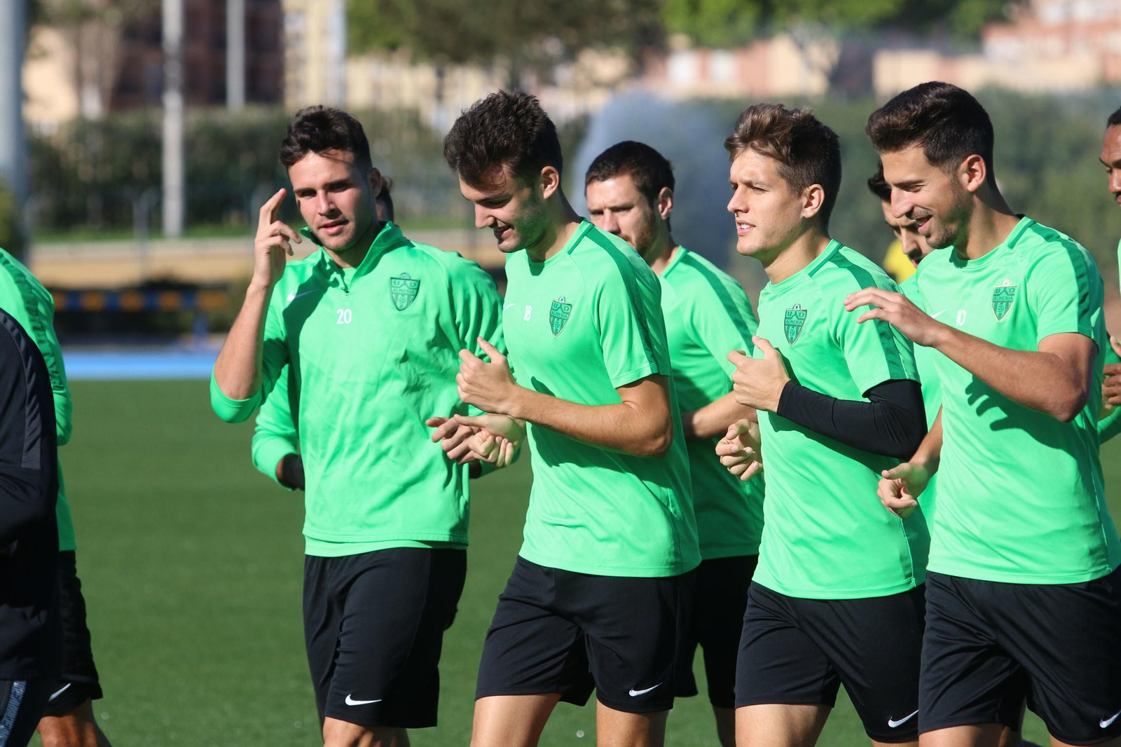 Álvaro Giménez se lleva la mano a la frente pidiendo "cabeza"