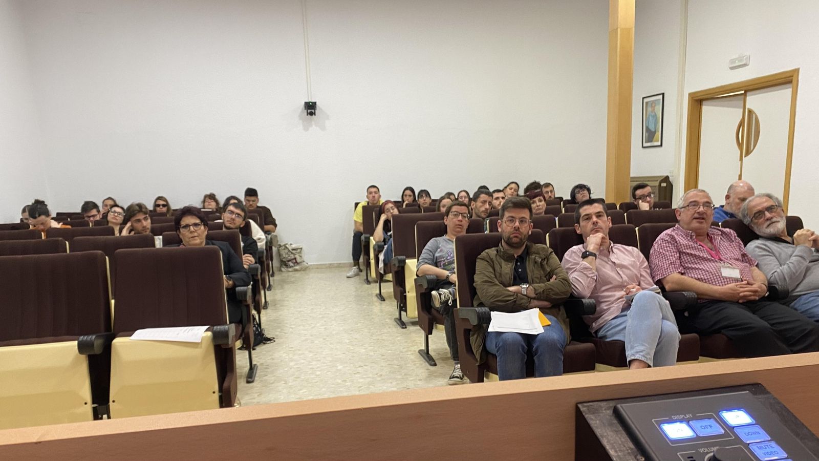 Estudiantes y profesores asistentes al seminario. Estudiantes y profesores asistentes al seminario.