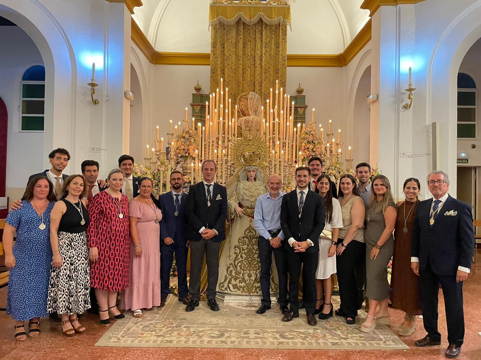 La nueva junta de Bellavista con la Virgen del Dulce Nombre