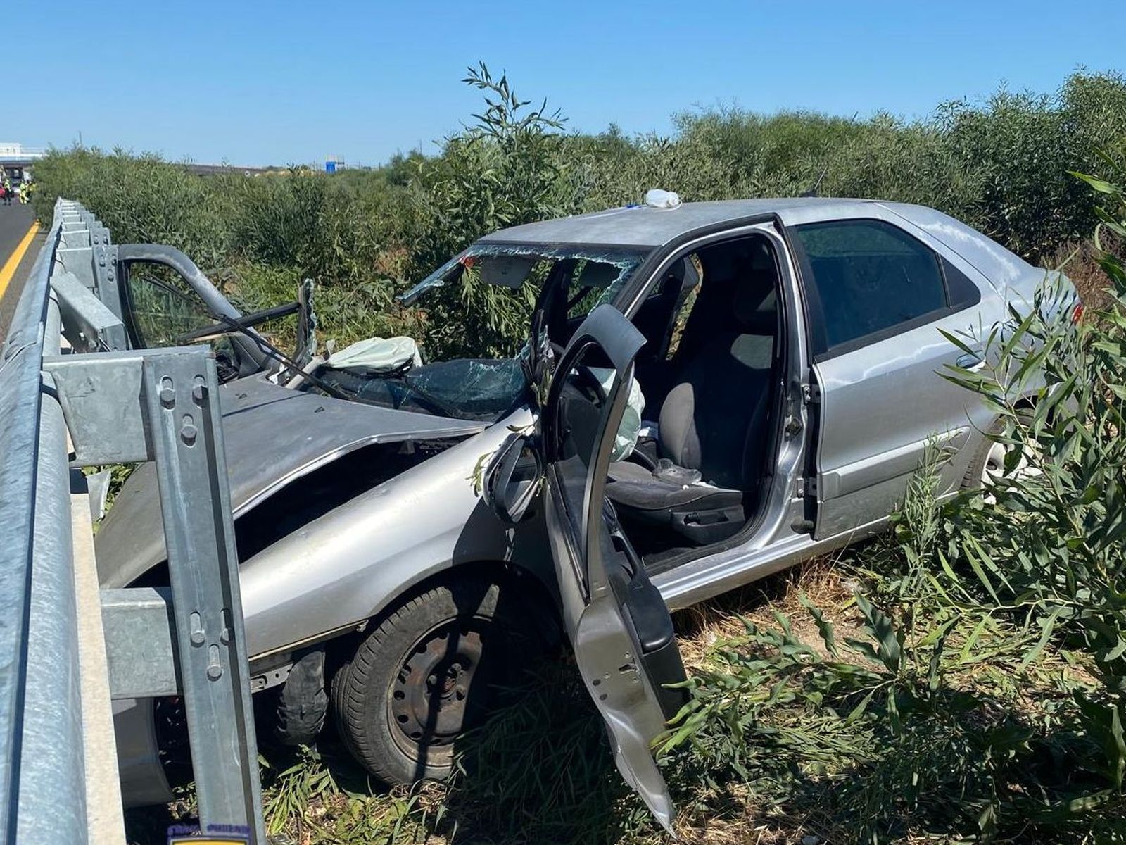 Estado del vehículo implicado en un accidente en la CA-33.