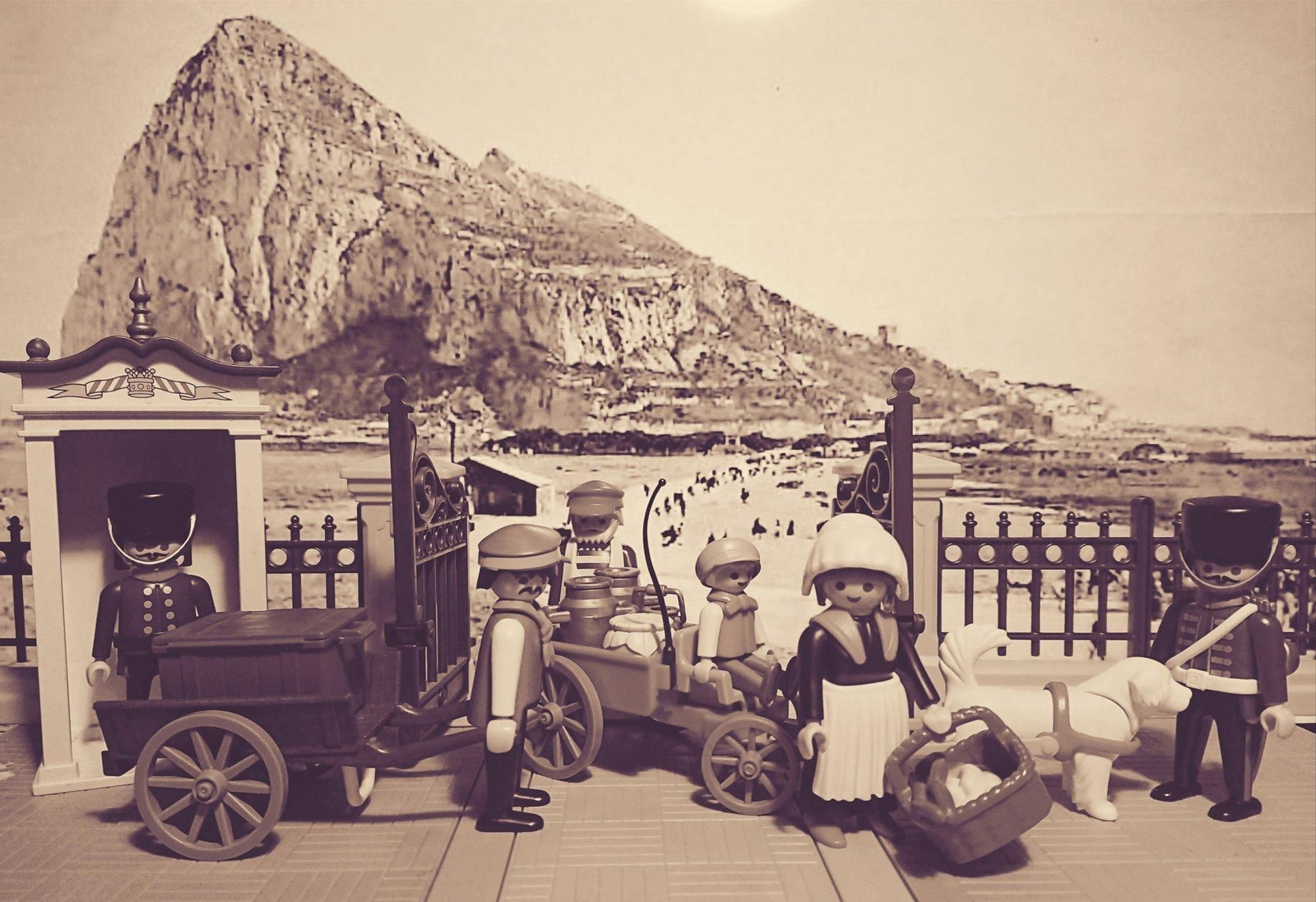 La historia de La Línea, a través de figuras de Playmobil