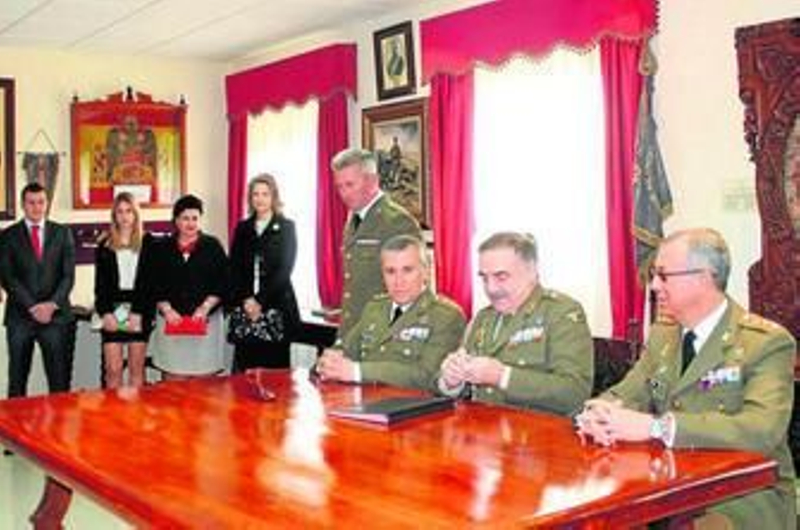 Coronel Cabrerizo, general Díaz de Otazu, y coronel Centenera tras las firmas protocolarias de traspaso del mando.