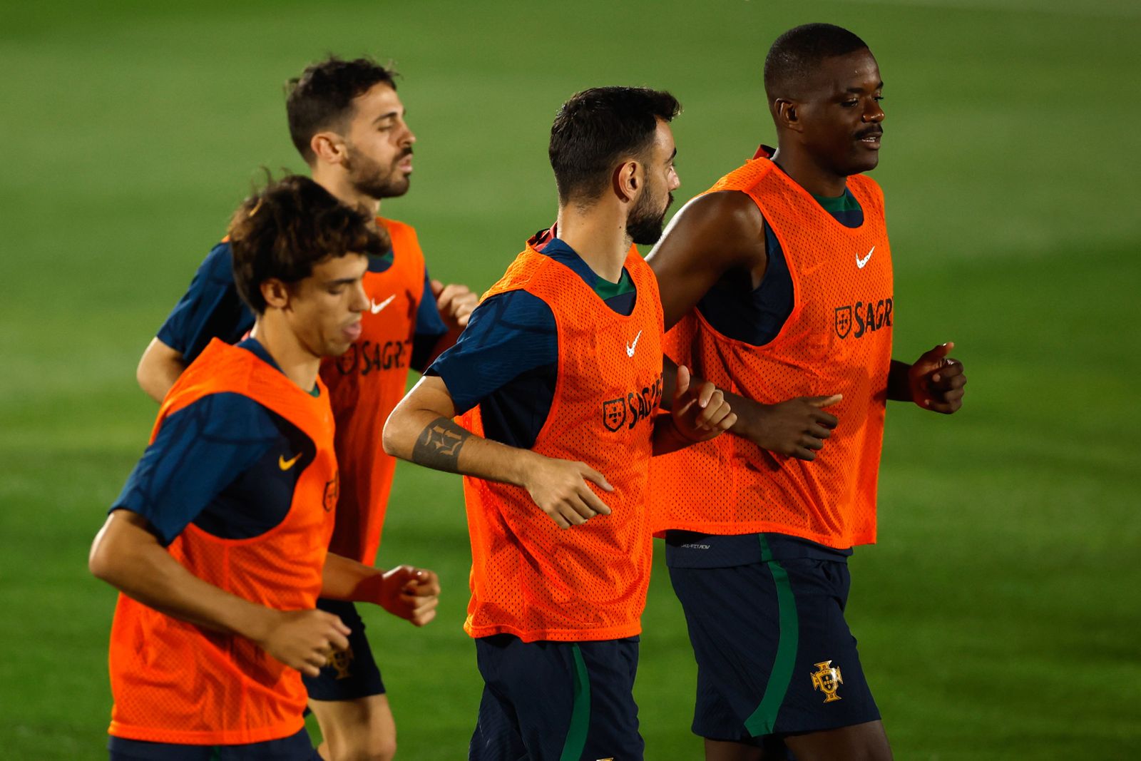 William Carvalho escucha a Bruno Fernandes, con Bernardo Silva y Joao Felix detrás, en una sesión de Portugal.