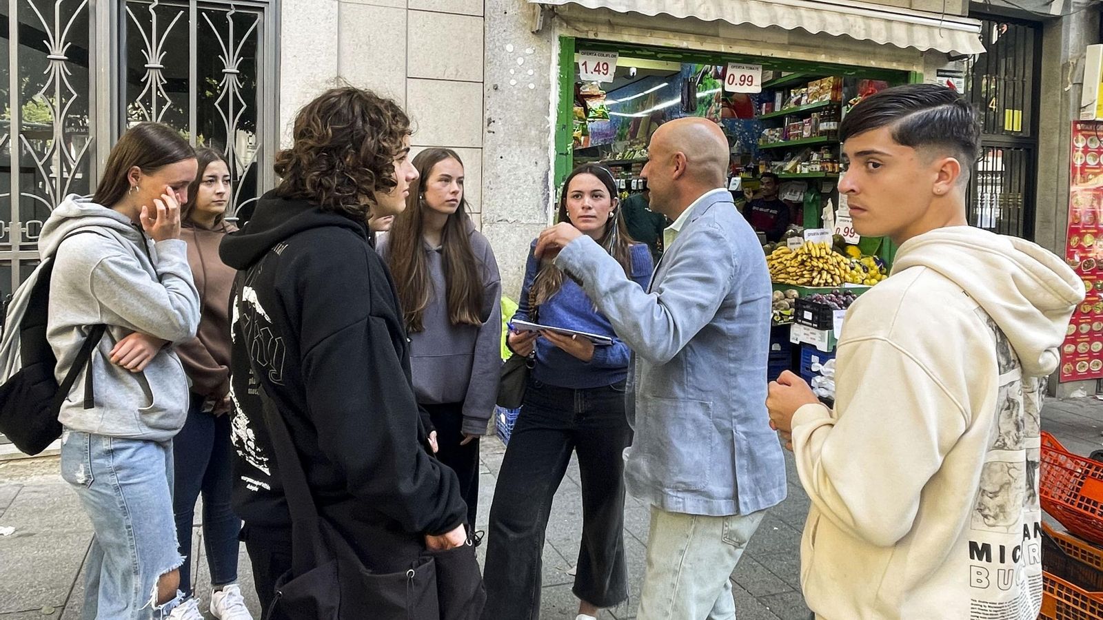 Yincana de memoria democrática en el barrio de Lavapiés con alumnos profesores del IES La Cabrera y el IES Montes Orientales.