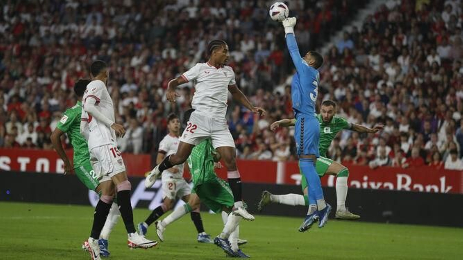 Fran Vieites, que acaparó la atención en las horas previas, sale de puños con autoridad ante Badé.