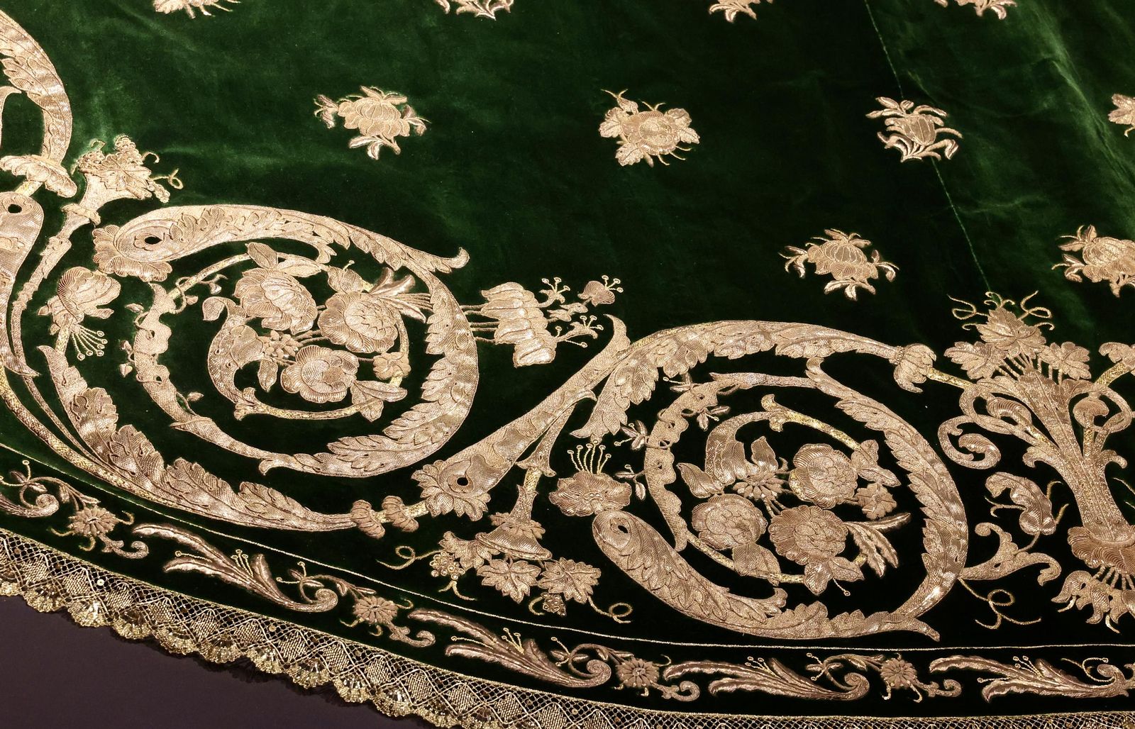 Restauración del manto verde de la Virgen de los Reyes