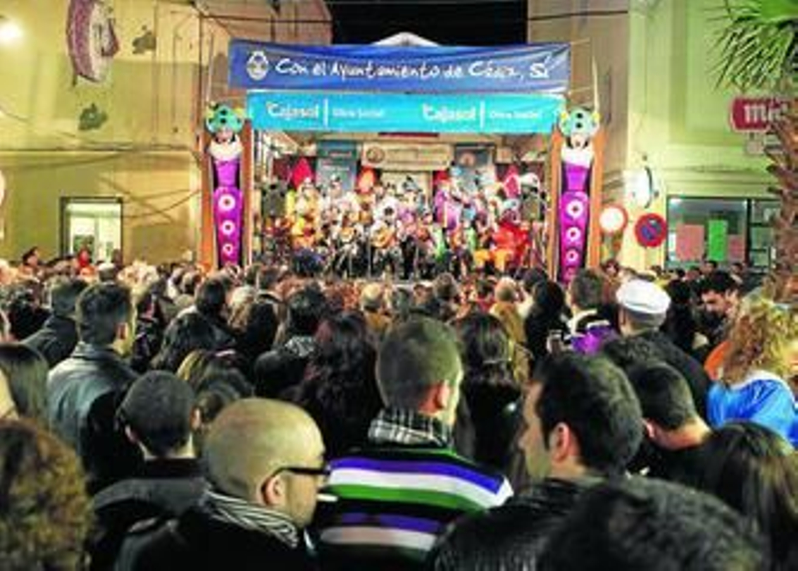 El tablao de la calle La Palma durante el Concurso de Popurrís.