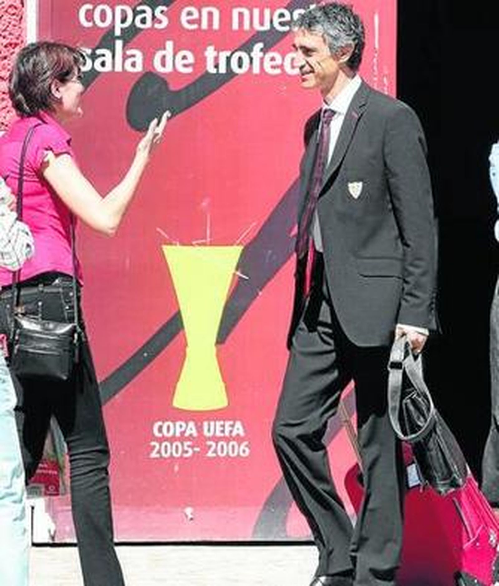 Álvarez sonríe ante los ánimos de una aficionada en la salida.