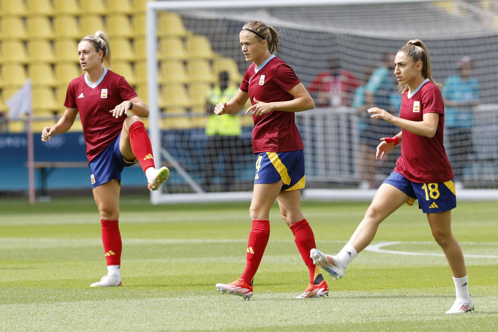 Alexia Putellas, Irene Paredes y Olga Carmona calientan antes del partido ante Japón en el debut del pasado jueves.