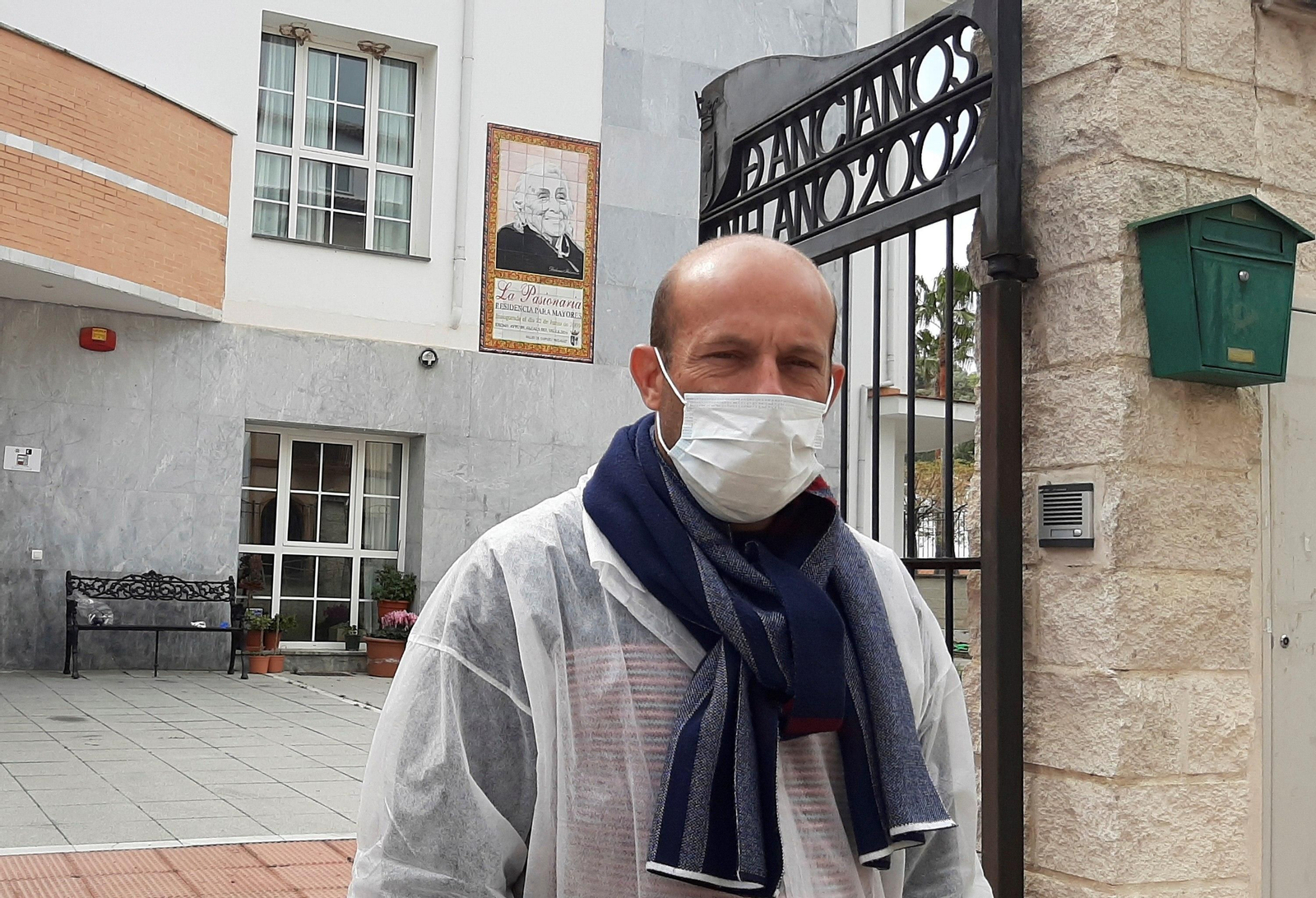 El alcalde de Alcalá del Valle, a las puertas de la residencia de ancianos.