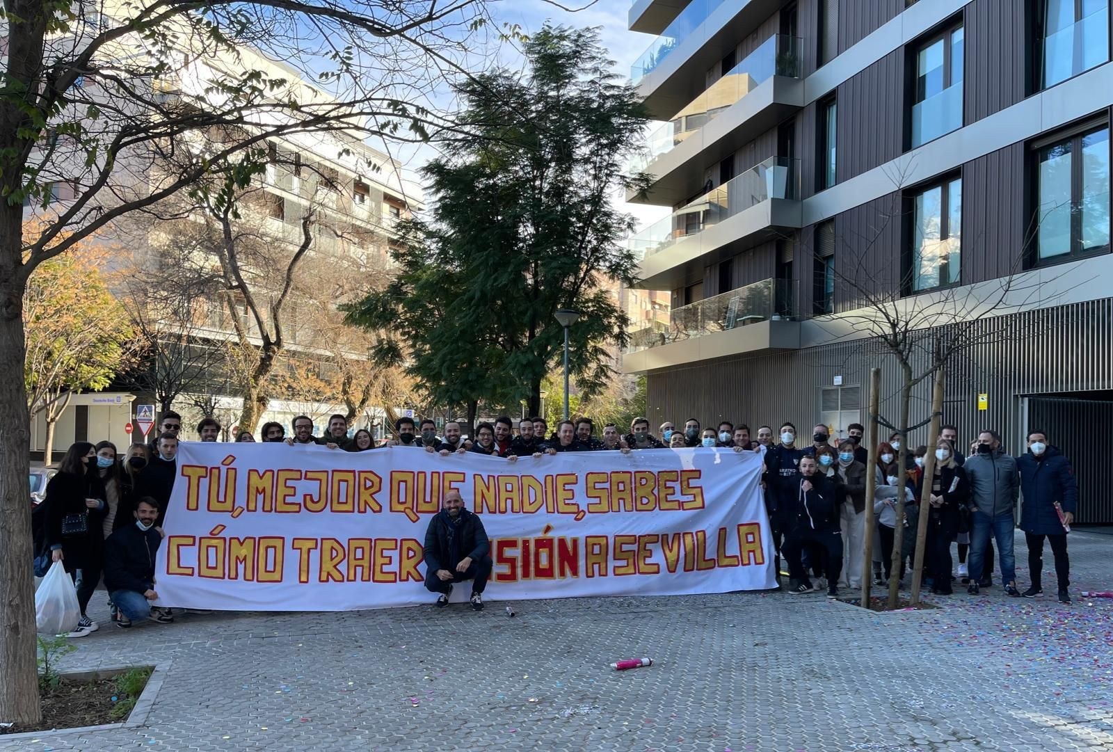 Monchi posa con el séquito del rey Baltasar en la mañana de la Cabalgata de Sevilla.
