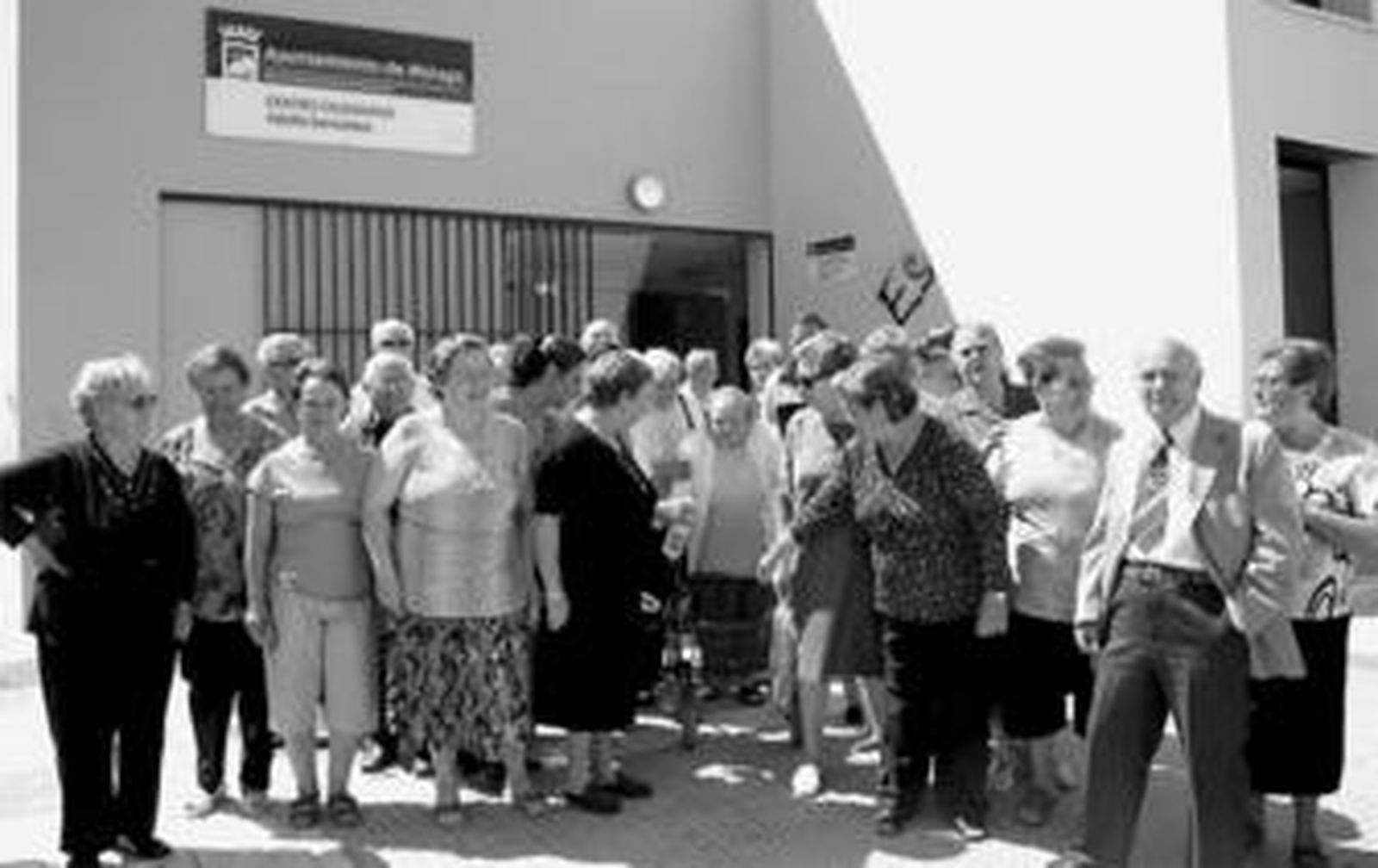 Decenas de vecinos de Dos Hermanas, ayer, en la puerta del Centro Ciudadano Adolfo Cervantes.