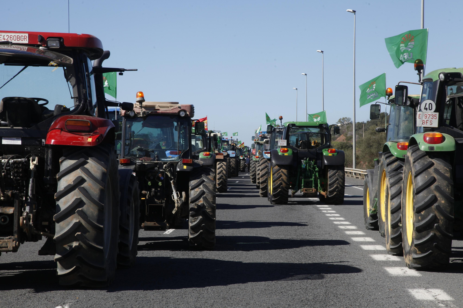 Imágenes de la manifestación de agricultores en el Puente Internacional del Guadiana