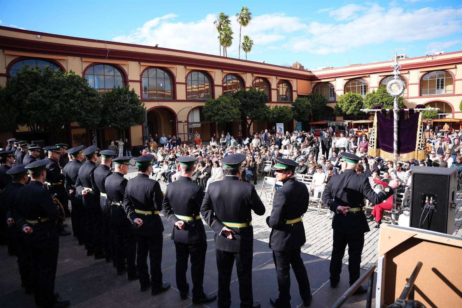 La Centuria Macarena ofreciendo un concierto en el patio de la Diputación