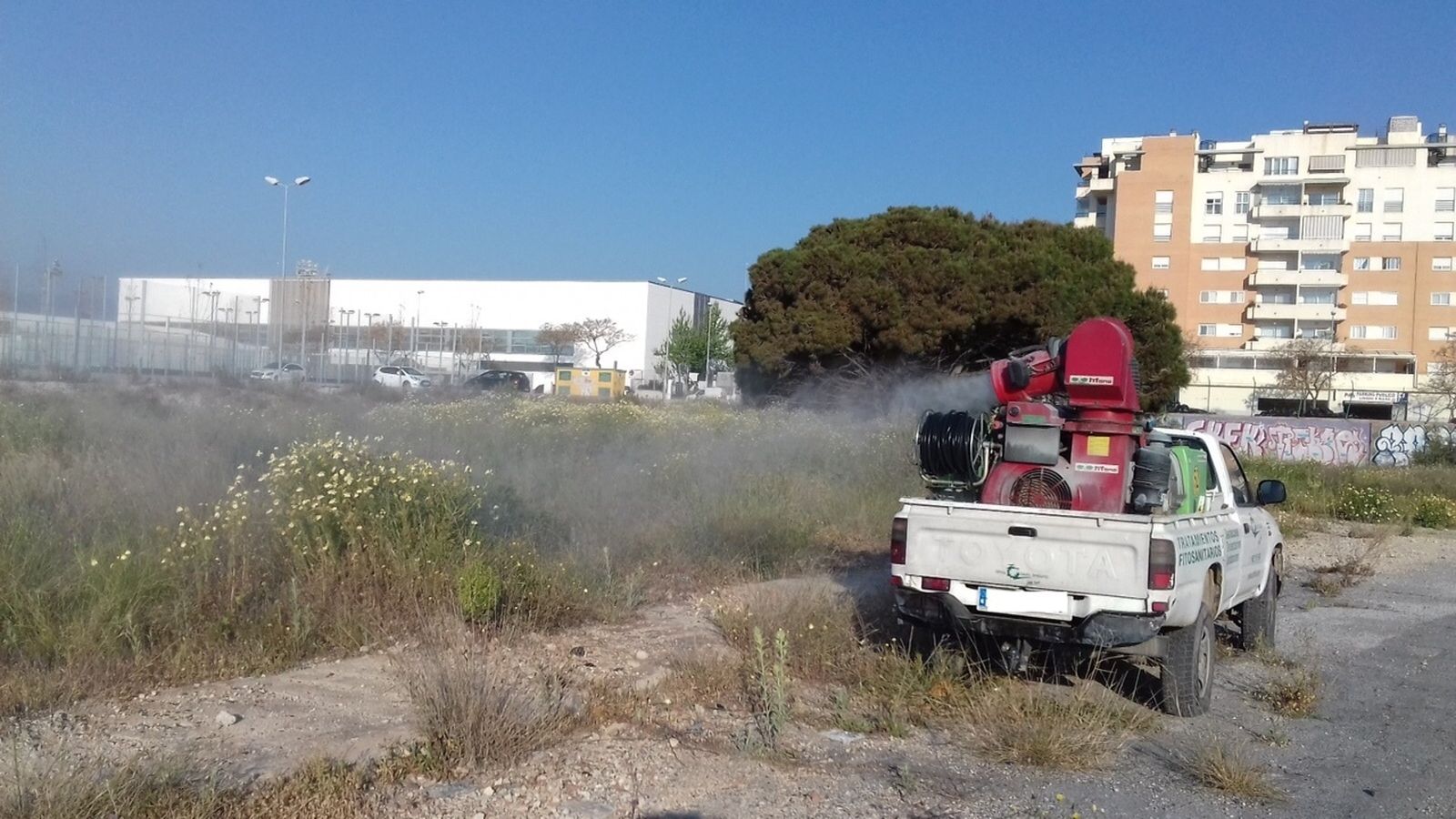 Cañón pulverizador de insecticida empleado ayer en la zona de Parque Litoral.