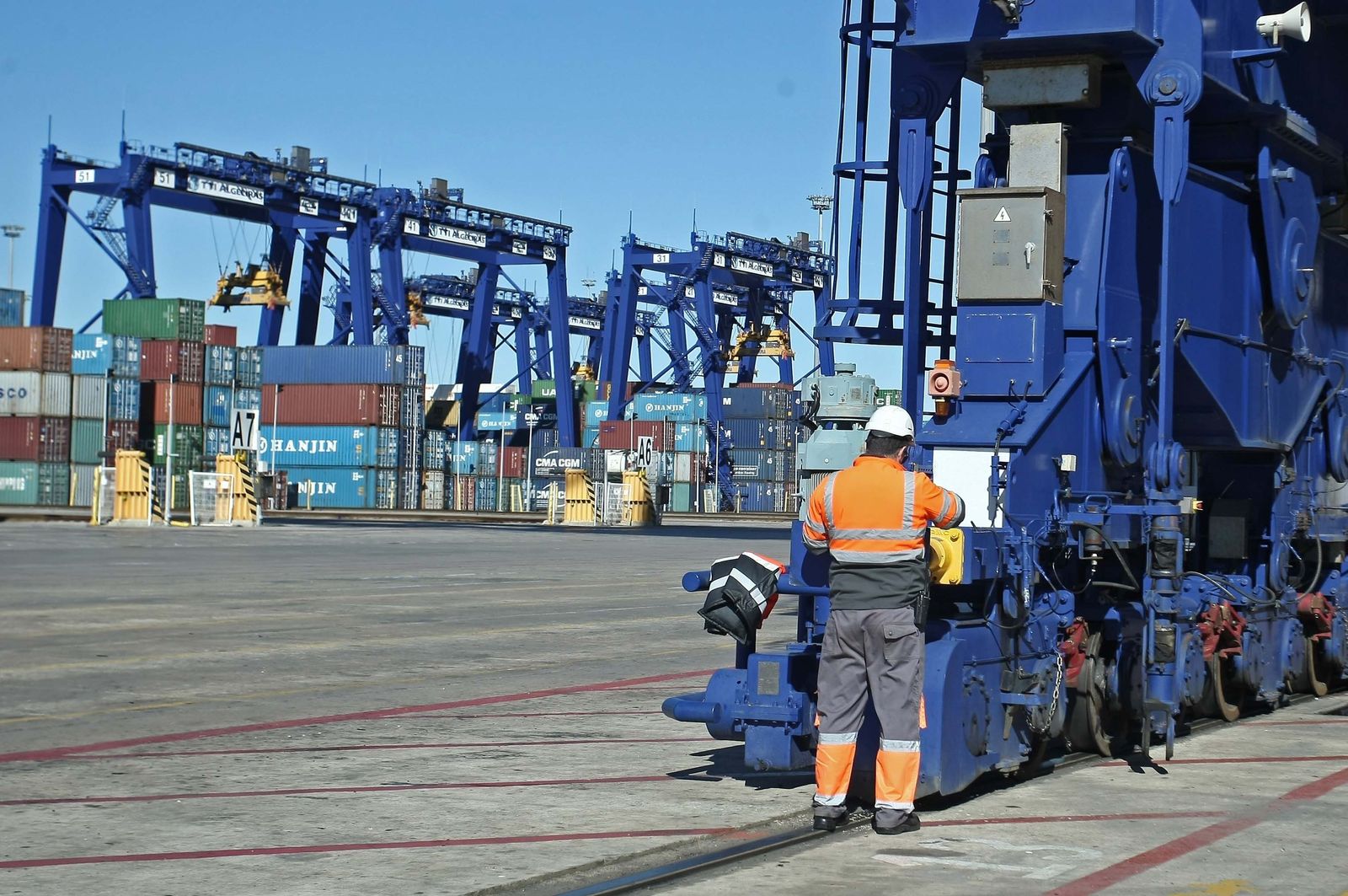 En la imagen, contenedores apilados en el puerto de Algeciras.