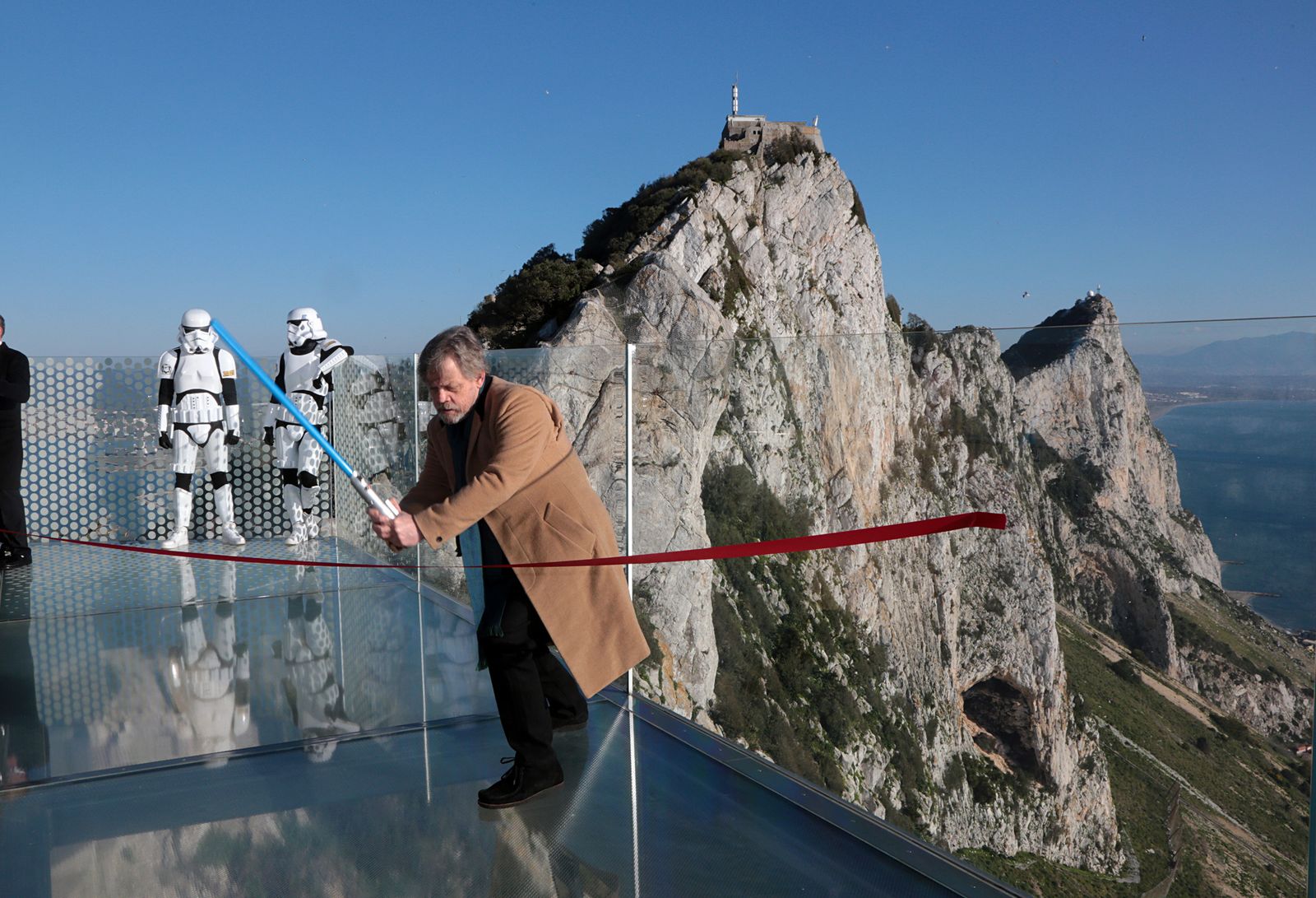 El actor estadounidense esgrime la espada láser en el Skywalk.