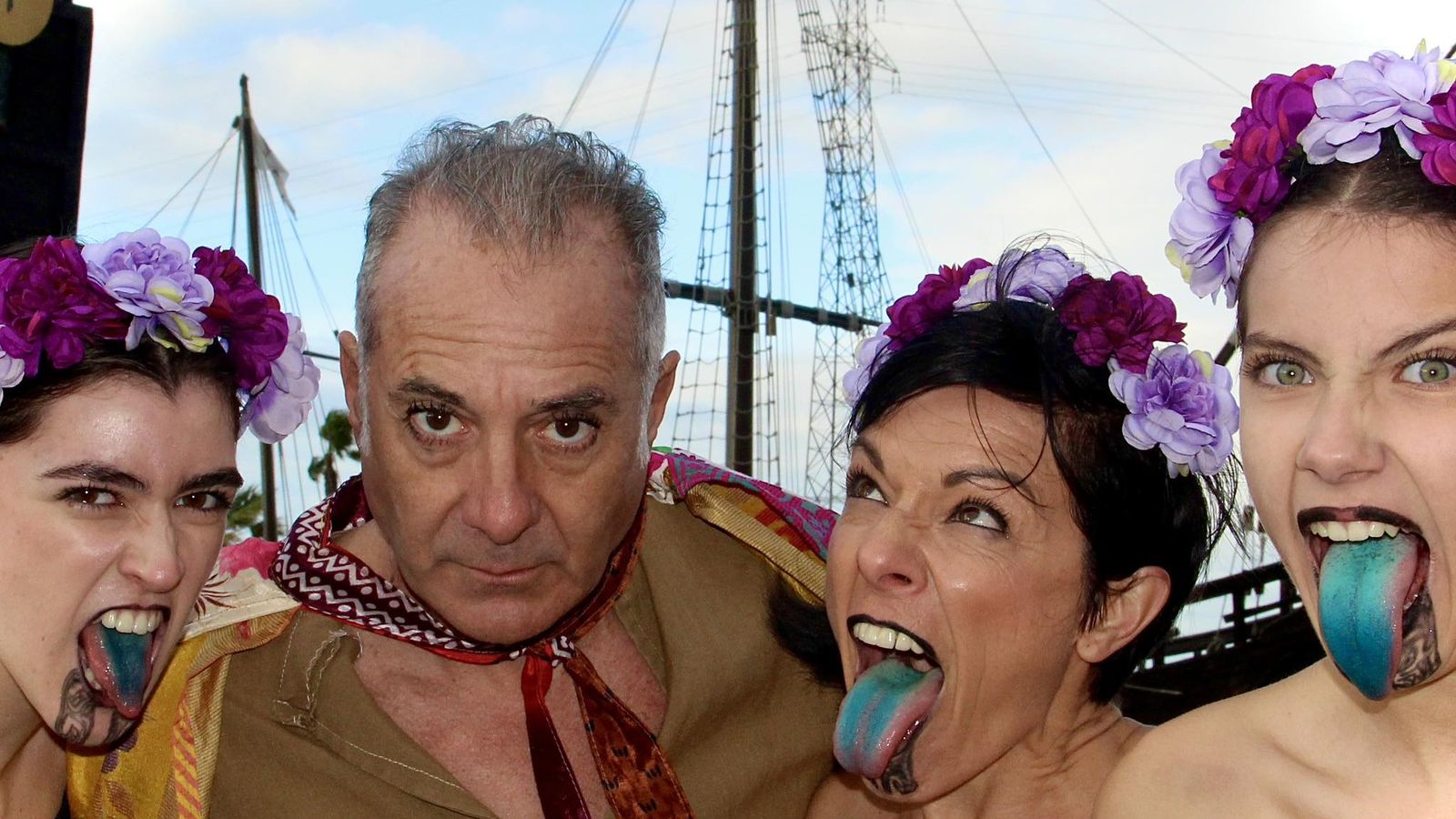 Elenco de 'El poder de la bata de guatiné'.