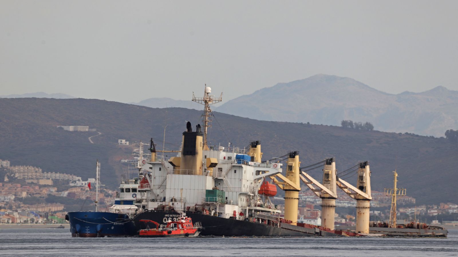 Fotos del buque hundido en Gibraltar y vertido en la playa de Poniente de La Línea