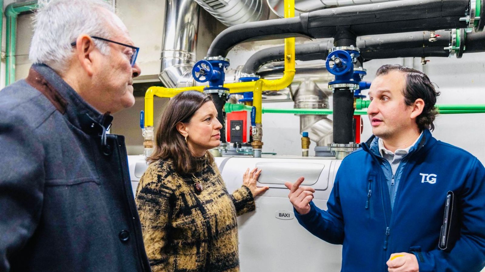 La alcaldesa de San Fernando, Patricia Cavada, visita las nuevas calderas de la Ciudad Deportiva de Bahía Sur tras la renovación emprendida en estas dependencias municipales