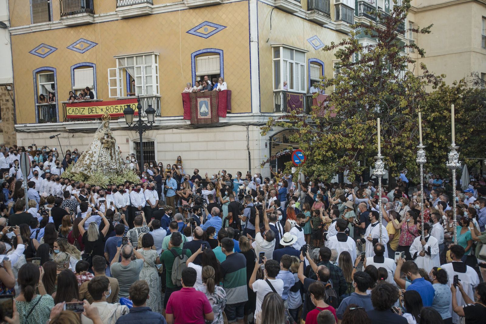 La Patrona busca la calle Plocia rodeada de un enorme gentío.