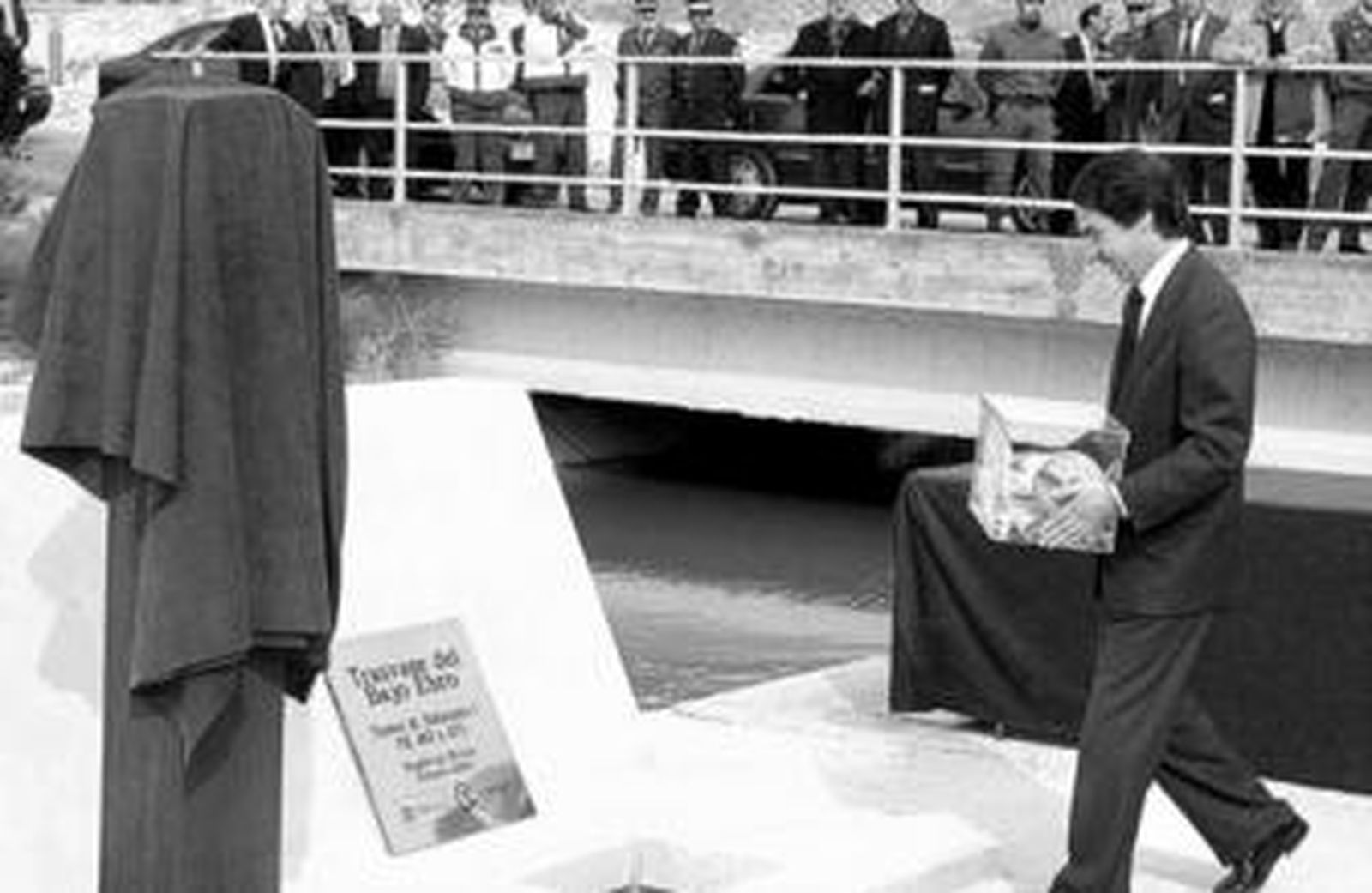 José María Aznar puso la primera piedra del trasvase del Ebro el mismo día en Murcia y Almería a principios de febrero 2004.