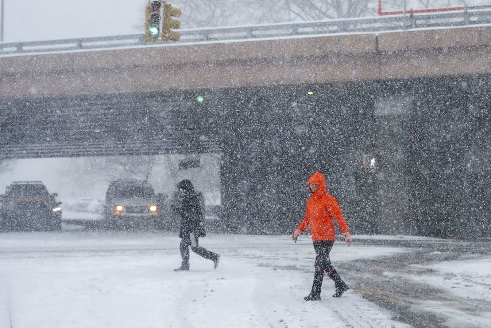 Las gélidas y blancas imágenes que deja la tormenta monstruosa en los EEUU