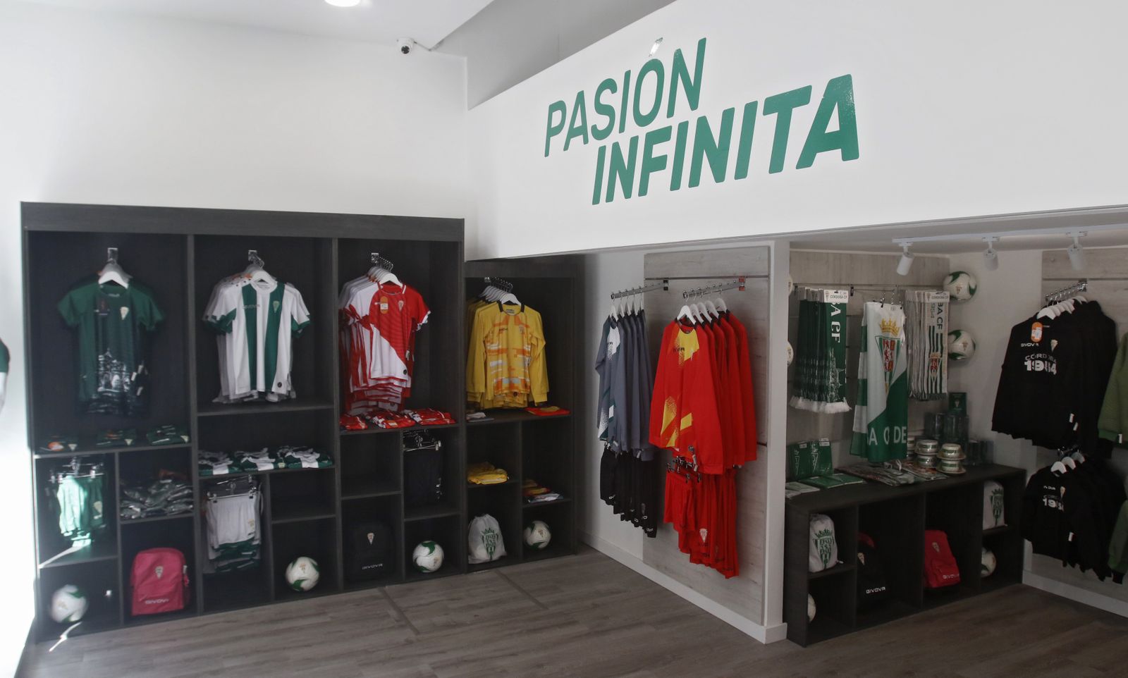 Las imágenes de la tienda oficial del Córdoba CF en el centro