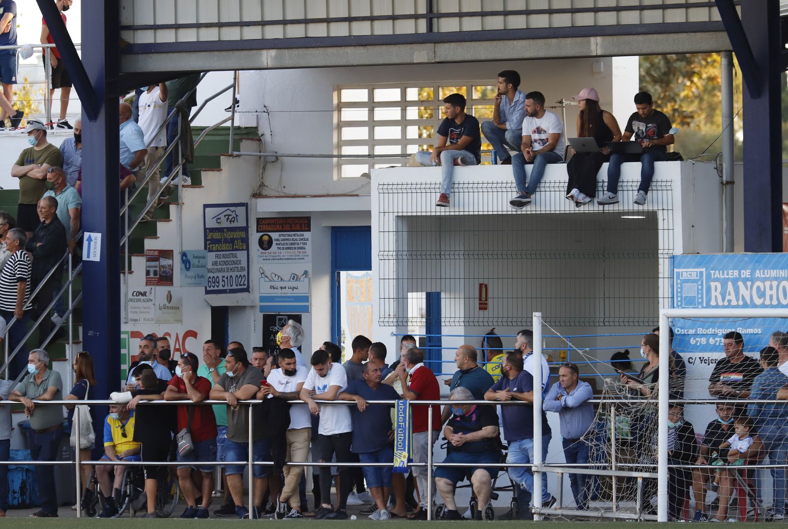 Imágenes del encuentro entre el Conil y el Recreativo de Huelva