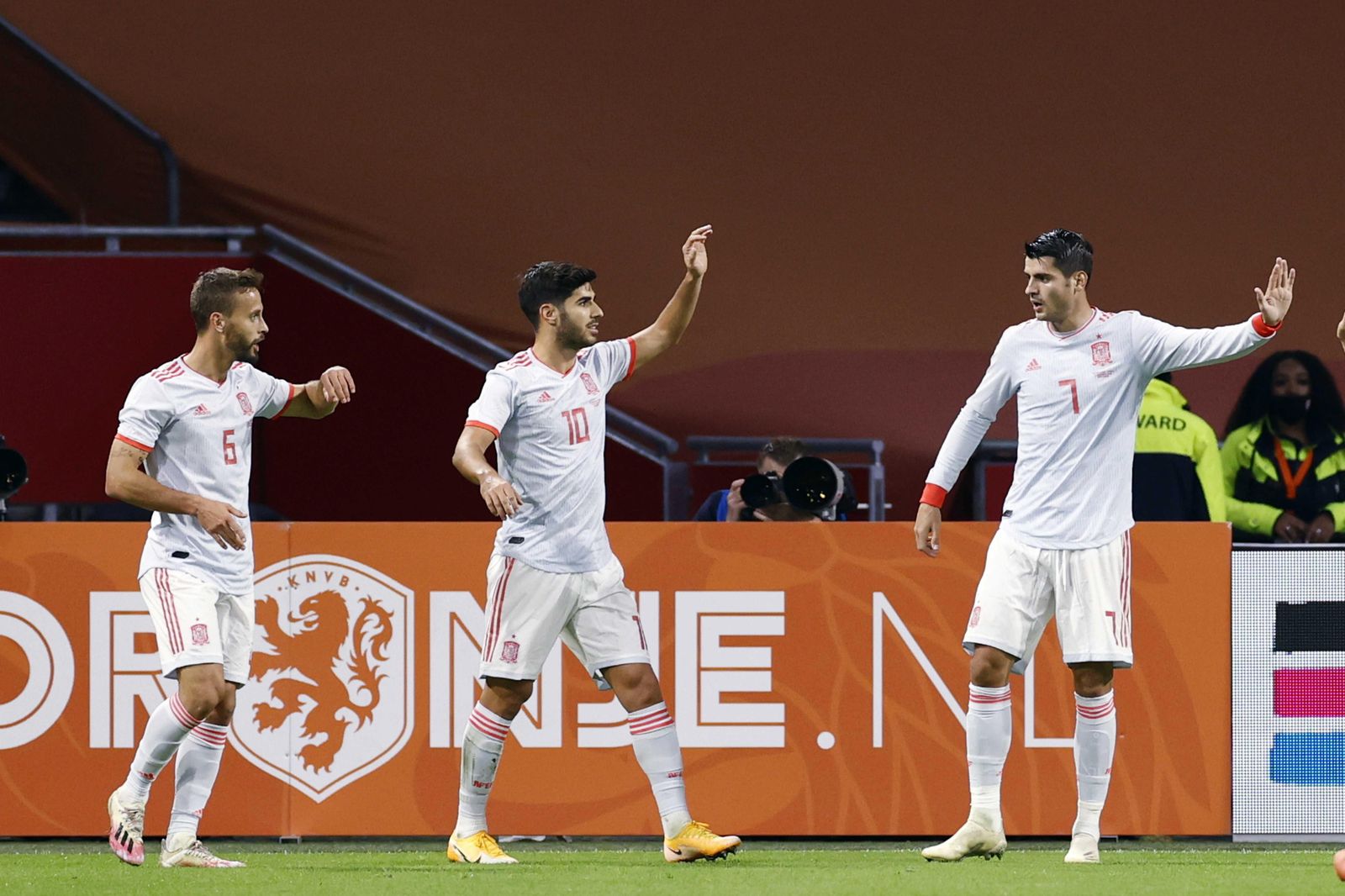 Canales celebra su gol con Asensio y Morata.