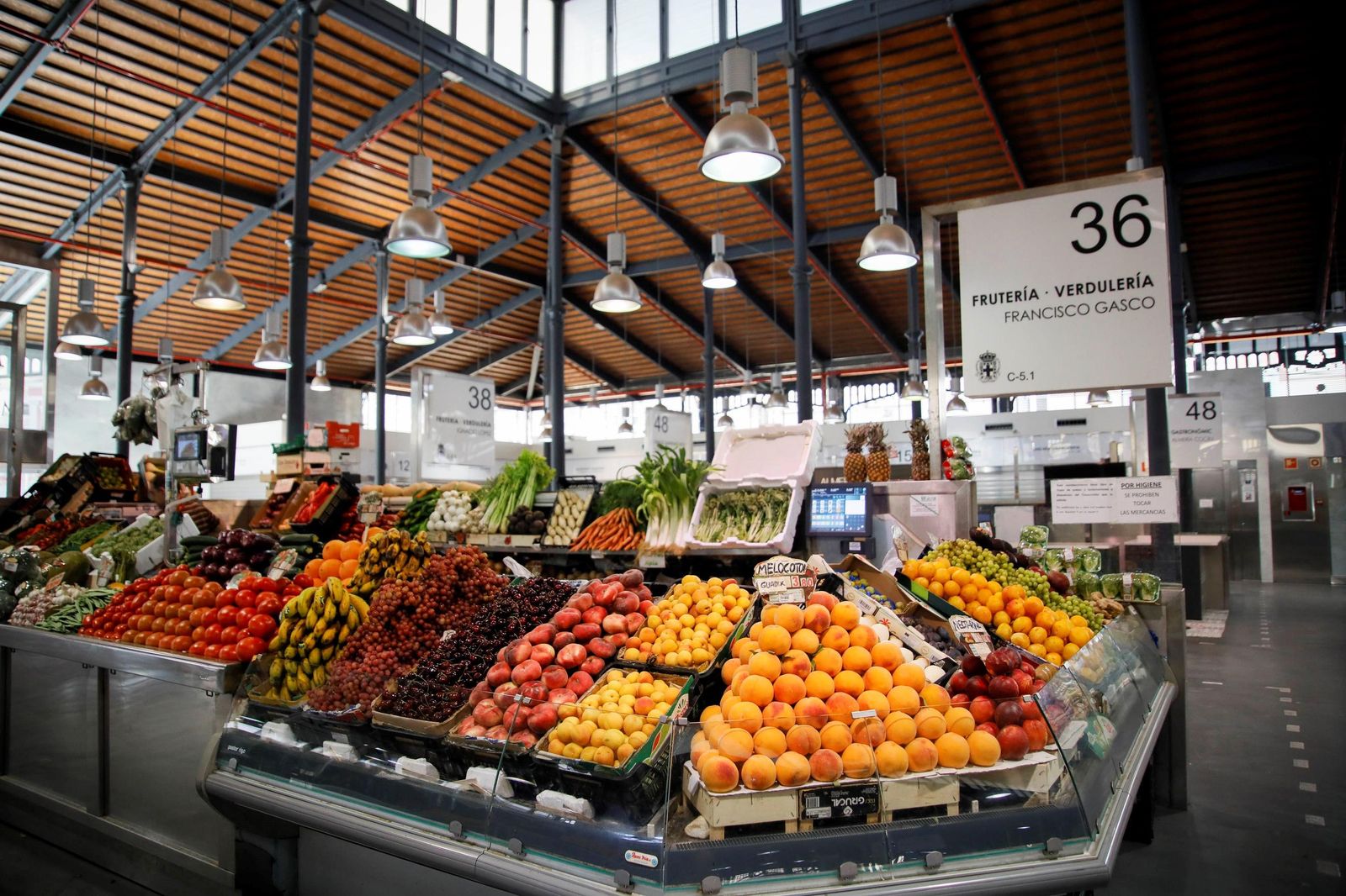 Mercado Central de Almería, donde los almerienses llenan sus despensas de cara a la semana de fiestas mayores de la ciudad