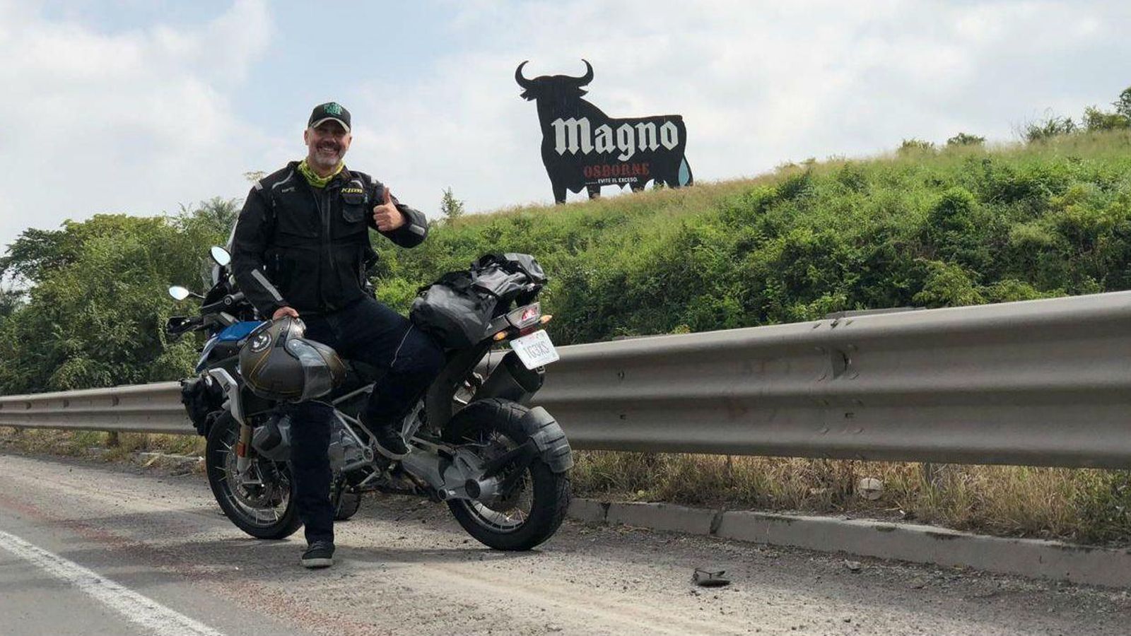 Un aficionado a las motos se fotografía con la valla de México