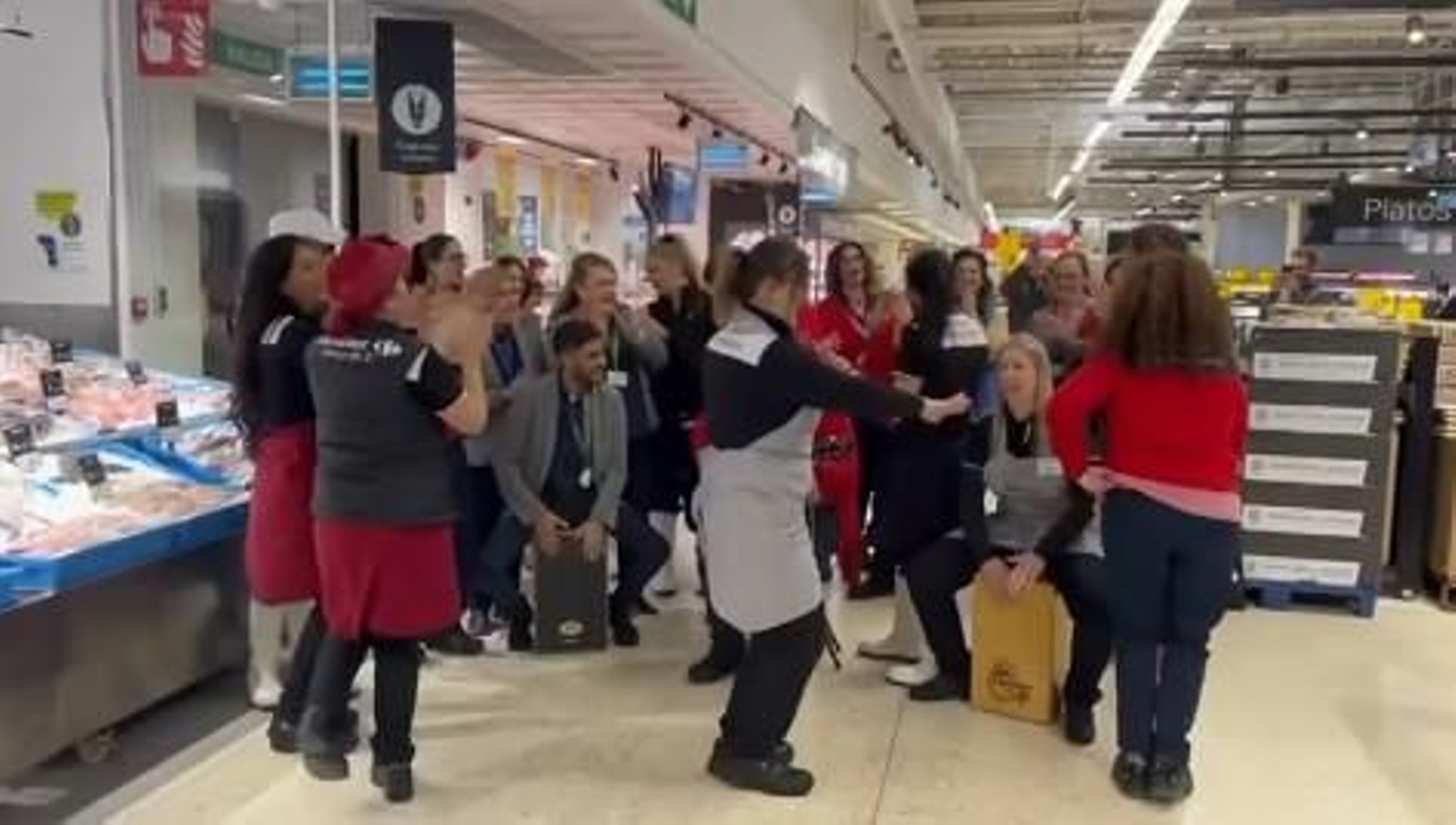 Empleados de Carrefour cantando y bailando villancicos flamencos.