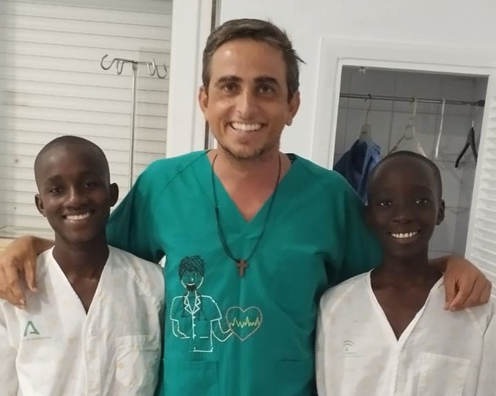 El doctor García Lanzas con los dos jóvenes intervenidos en el hospital Puerta del Mar de Cádiz