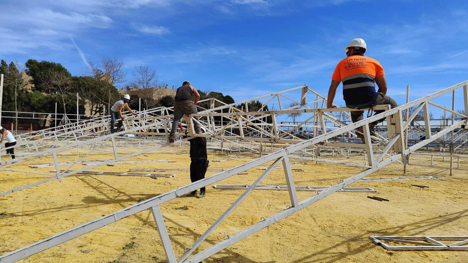 Una imagen de los trabajos de montaje de la Feria de El Puerto. Una imagen de los trabajos de montaje de la Feria de El Puerto.