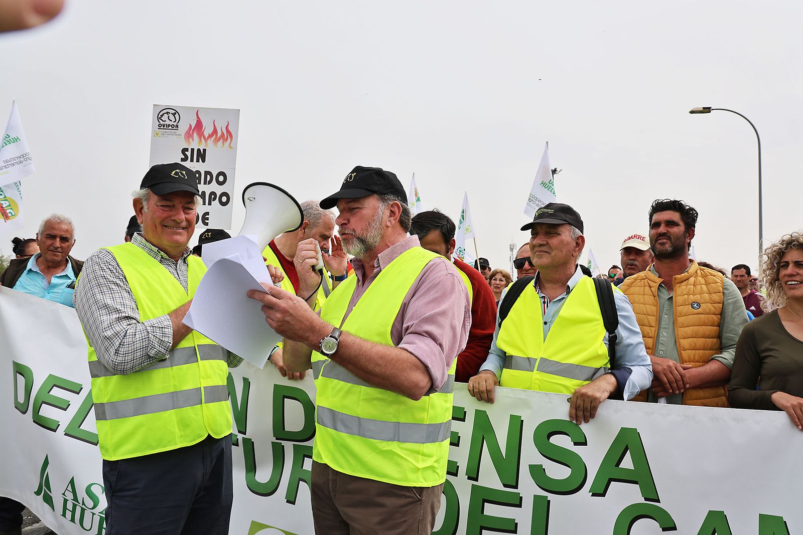 Imágenes de la multitudinaria tractorada de los agricultores en Huelva